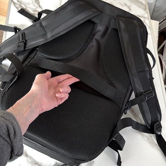 NEW* Men's Swiss Design Black Travel Backpack.  7 seperate storage compartments. - Picture 14 of 17